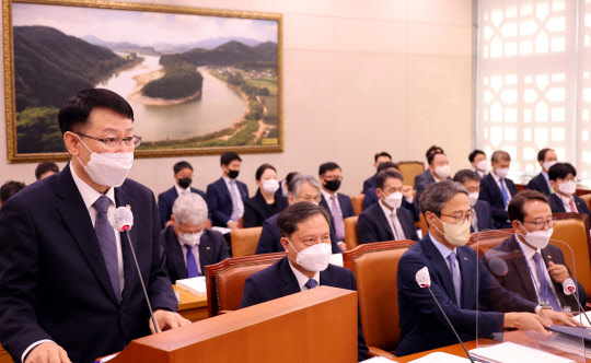 정봉훈 해양경찰청장이 13일 국회 농림축산식품해양수산위원회에서 열린 해양경찰청 등에 대한 국정감사에서 인사말을 하고 있다. 국회사진기자단=연합뉴스